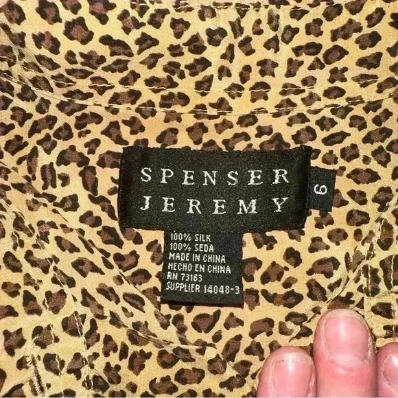 Spenser Jeremy Silk Cheetah print button down, size 6 - Picture 3 of 9